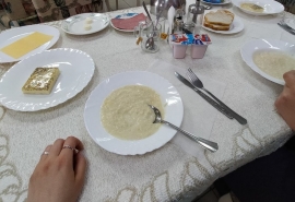 Омской школе объявили предостережение из-за содержимого столовой