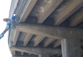 Омичи заметили на мосту работы для безопасности