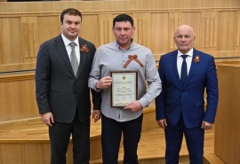 От доярки до топ-менеджера: Хоценко наградил омских передовиков-аграриев