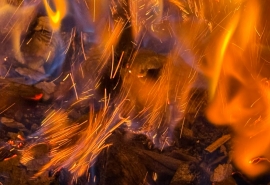 При пожаре в центре Омска погиб человек