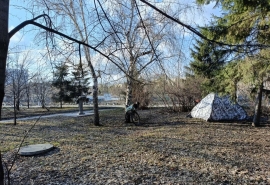 В центре Омска неизвестный посреди сквера на царском месте устроил жилье