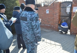 Приставы взыскали долг с омички с «нарушениями»: не дали справку от ковида и чек на 200 000 рублей