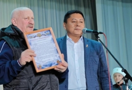 В Омском районе отцу участника СВО вручили благодарность командира