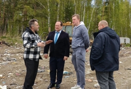 Глава омского Минприроды в контрастном образе посетил седельниковскую свалку