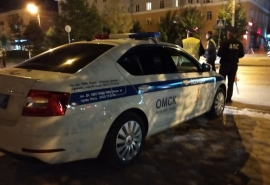 В Омске после погони мотоцикл влетел в полицейскую машину и загорелся