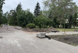 В Омске начали устанавливать памятник Высоцкому