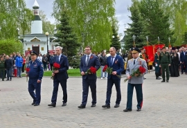 Омский губернатор Хоценко принял участие в акции «В лесу прифронтовом»