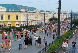 Хоценко, Артемов и Шелест поздравили омичей с Первомаем