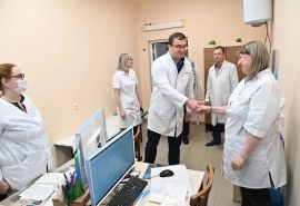 Омский губернатор Хоценко оценил качество ремонта поликлиники в Павлоградке