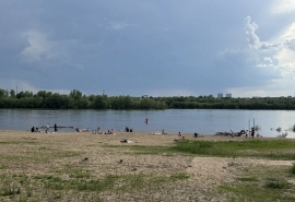 Омичи уже открыли пляжный сезон у запретной реки