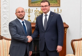 На старте российско-казахстанского форума в Омске Хоценко принял посла Республики Абаева