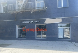 В бывшем здании легендарного омского кинотеатра «Космос» откроют шаурмичную