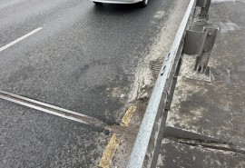 На Ленинградском мосту в Омске поплыл асфальт