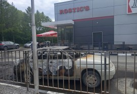 У «Ростикса» в омских Нефтяниках дотла сгорел автомобиль – ФОТО