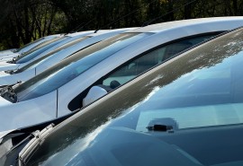 В центре Омска раздадут 16 белых автомобилей
