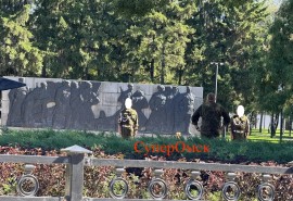 В сквере Борцов революции у Вечного огня заметили юный караул