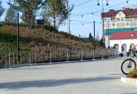 Свежие клумбы в Омской крепости экстренно закрывают забором