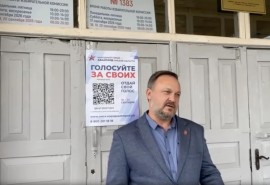Глава Омского района Долматов сделал обращение у входа в избирательный участок