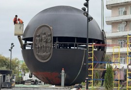 В центре Омска завершают монтаж нового шара «Держава»