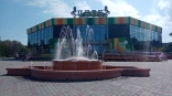 У омского цирка впервые после ремонта включили фонтан У омского цирка впервые после ремонта включили фонтан