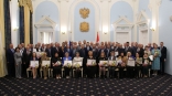 Кого из омских чиновников наградили в честь профессионального праздника – список Кого из омских чиновников наградили в честь профессионального праздника – список