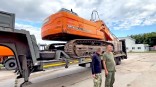 Из Омского района в зону СВО передали современный экскаватор Из Омского района в зону СВО передали современный экскаватор