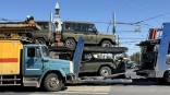 Упавший с автовоза УАЗ парализовал движение в Омске Упавший с автовоза УАЗ парализовал движение в Омске