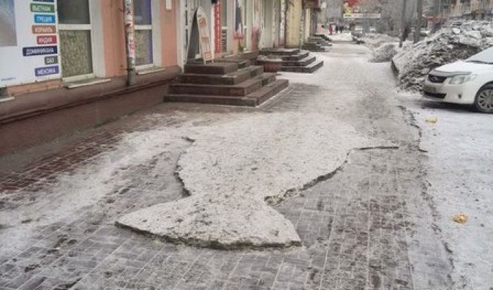 Дорожники подарили Саратову инсталляцию из снега и окурков