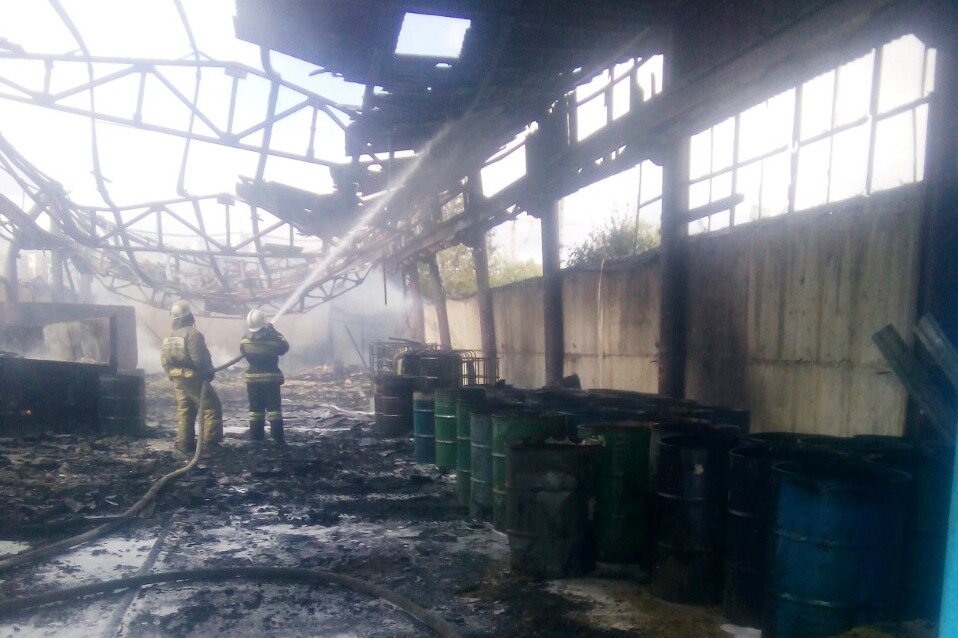 В Омске произошел крупный пожар на складе с техническом маслом, погибла собака В Омске произошел крупный пожар на складе с техническом маслом, погибла собака