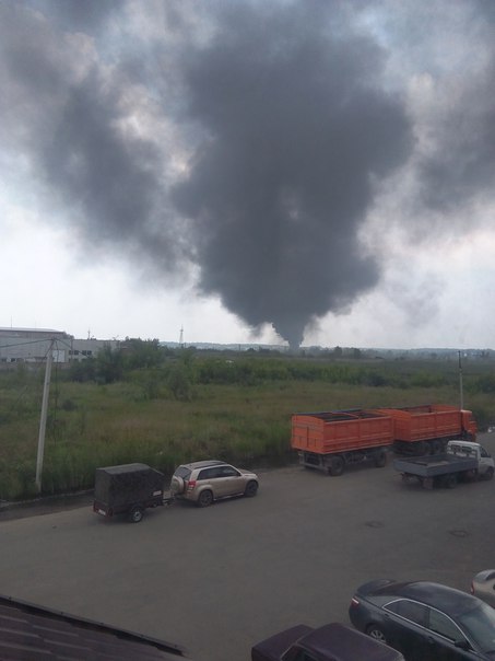 В Омске хулиганы учинили мощный пожар из покрышек