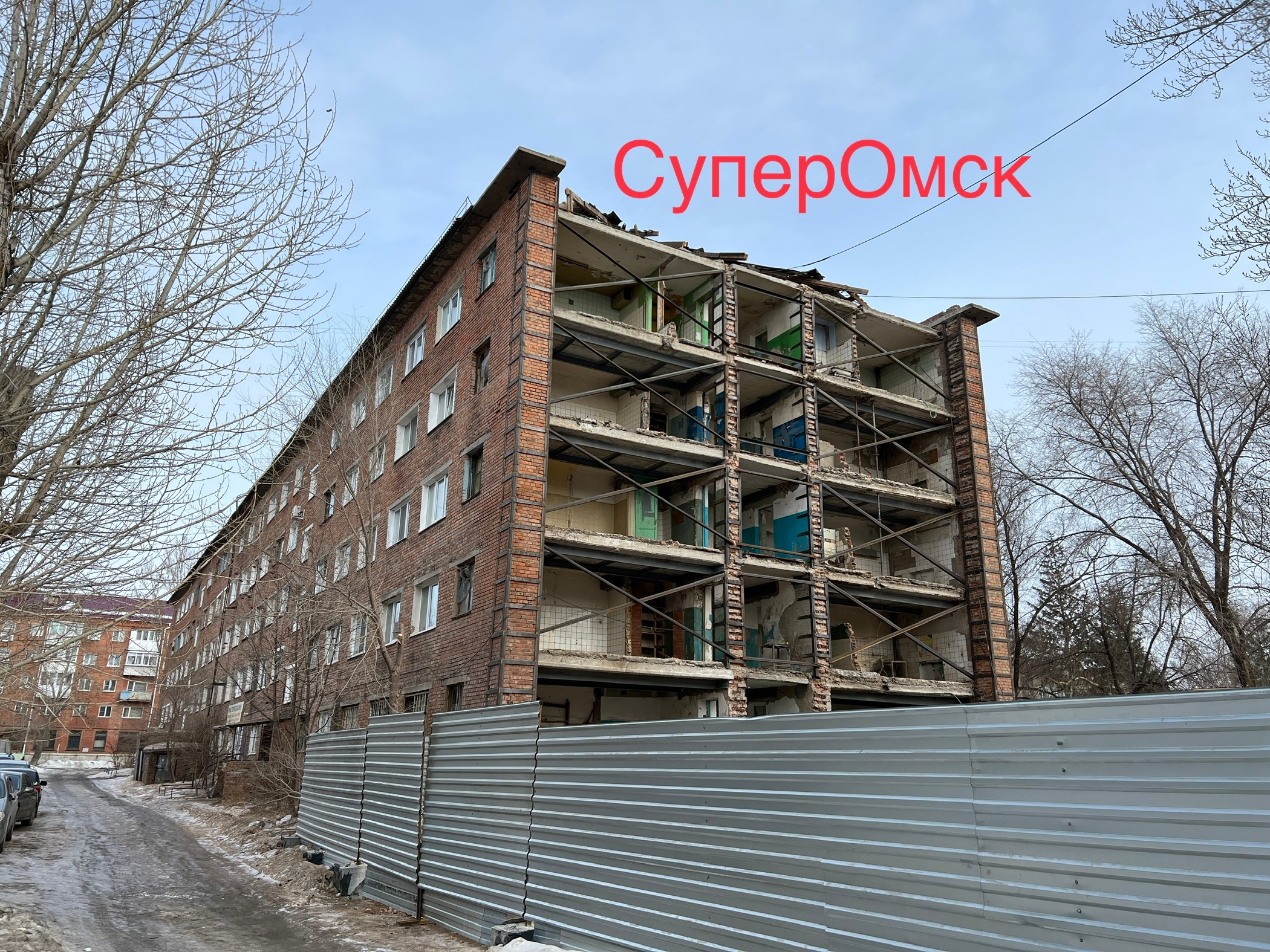 В омских Нефтяниках после жалобы разобрали стену жилой многоэтажки В омских Нефтяниках после жалобы разобрали стену жилой многоэтажки