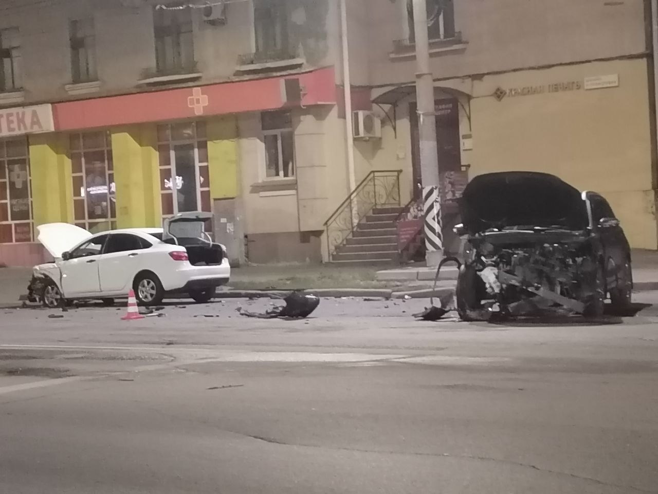 В центре Омска вдребезги разбились две легковушки на проспекте Маркса В центре Омска вдребезги разбились две легковушки на проспекте Маркса