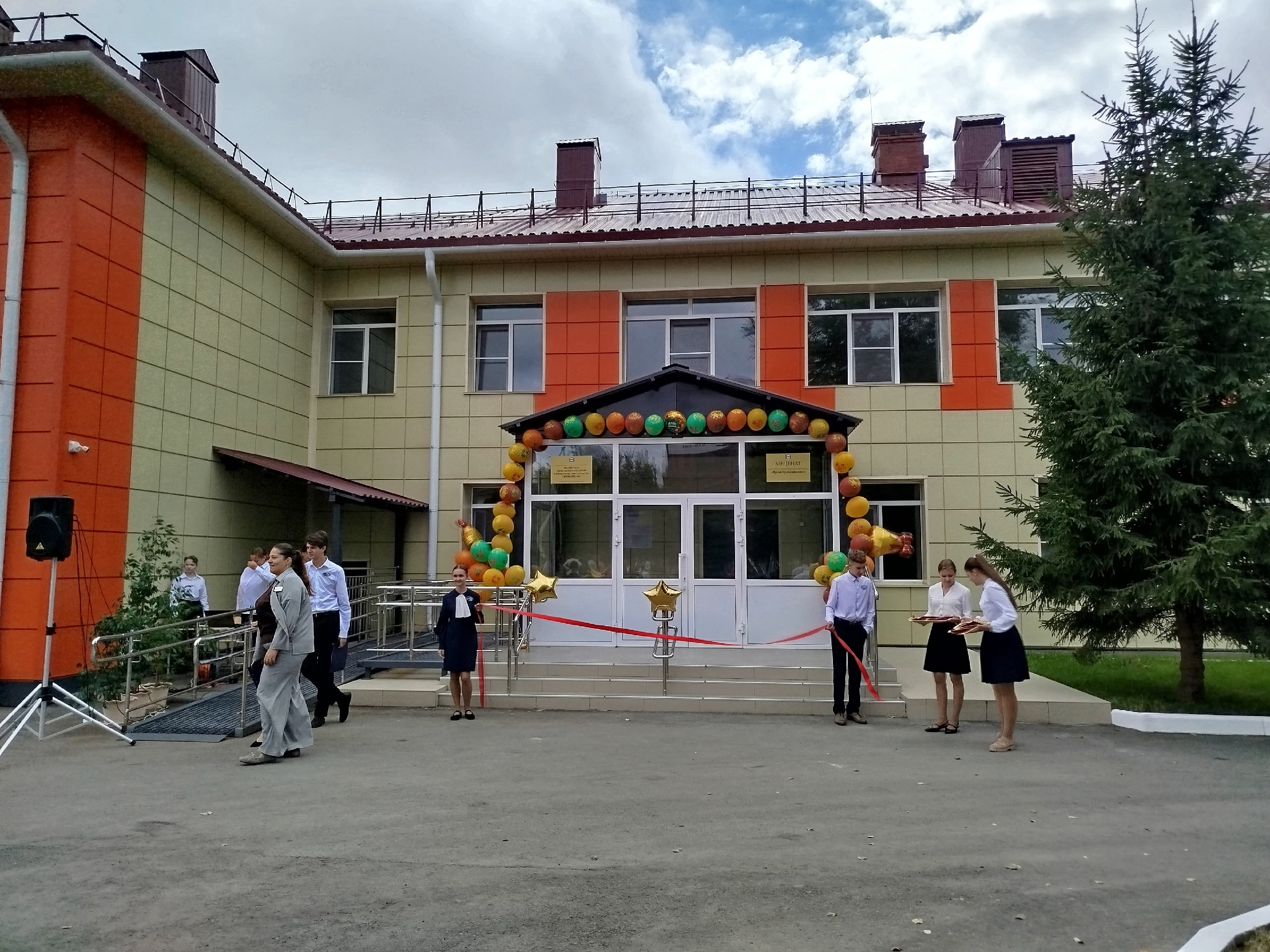 Владимир Корбут поприветствовал учеников новой начальной школы гимназии № 85