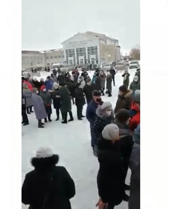 «Больше мы никому были не нужны»: исилькульцы вышли на улицу в защиту своего мэра Гилля «Больше мы никому были не нужны»: исилькульцы вышли на улицу в защиту своего мэра Гилля