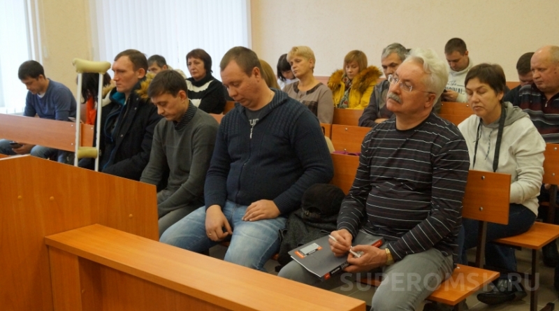 Обвиняемый по делу о падении крана в Омске пришел в суд на костылях Обвиняемый по делу о падении крана в Омске пришел в суд на костылях