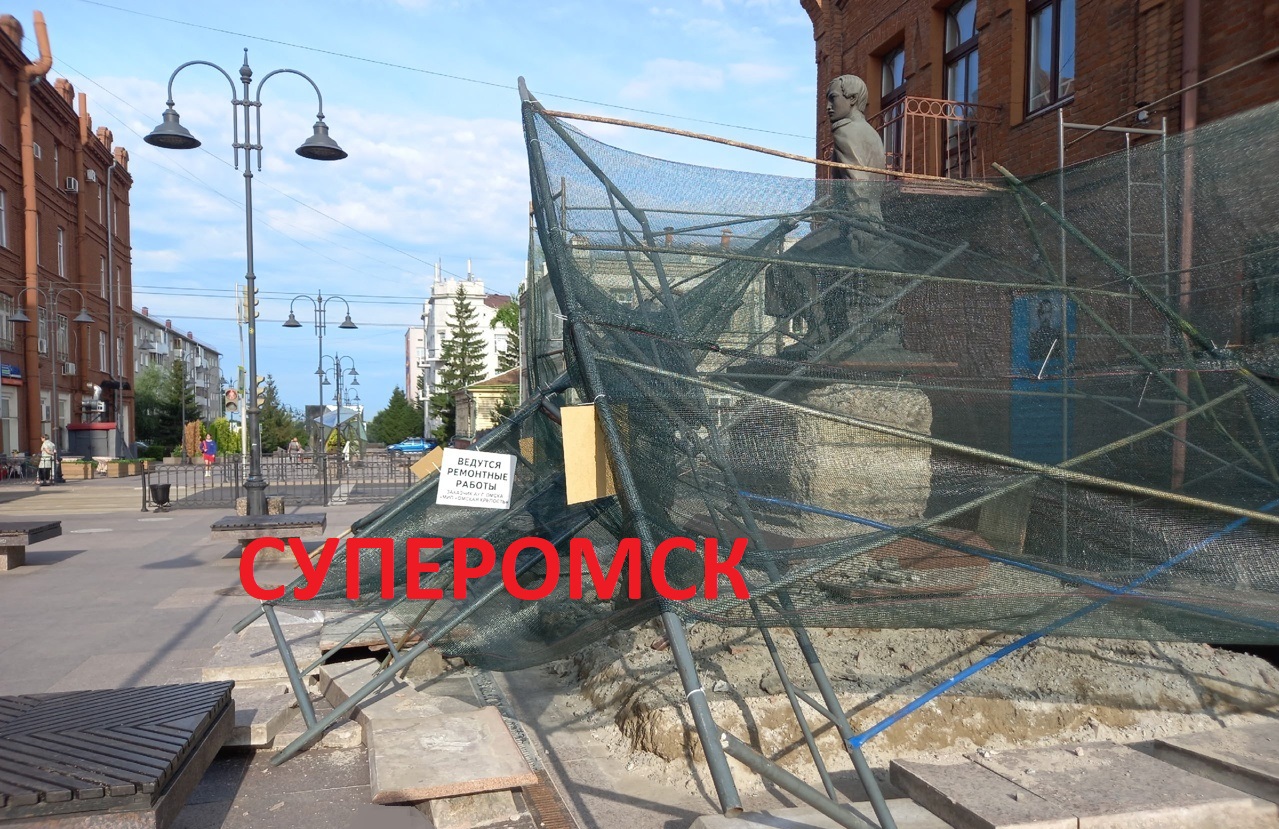 В Омске огородили памятник Чокану Валиханову В Омске огородили памятник Чокану Валиханову