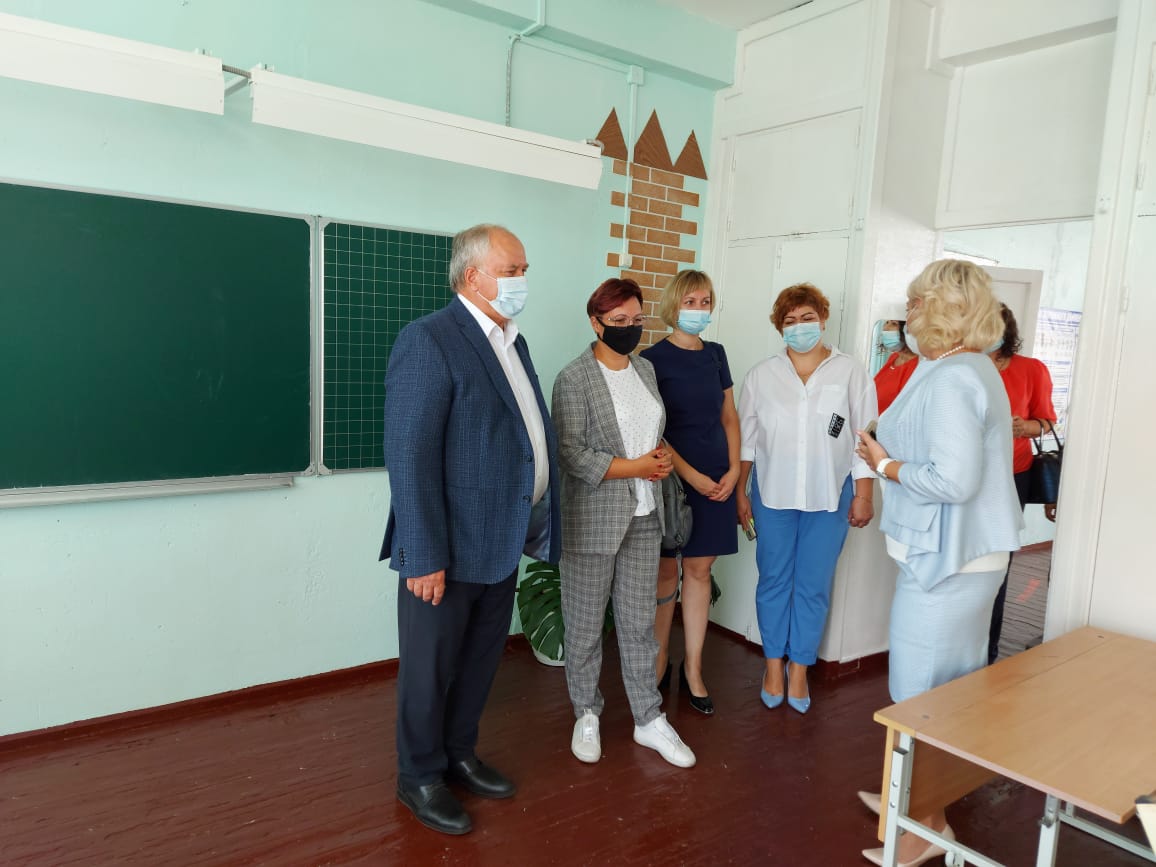 «Обратить внимание на зарплату педагогов»: в Омске продолжается сбор предложений в народную программу «Единой России» «Обратить внимание на зарплату педагогов»: в Омске продолжается сбор предложений в народную программу «Единой России»
