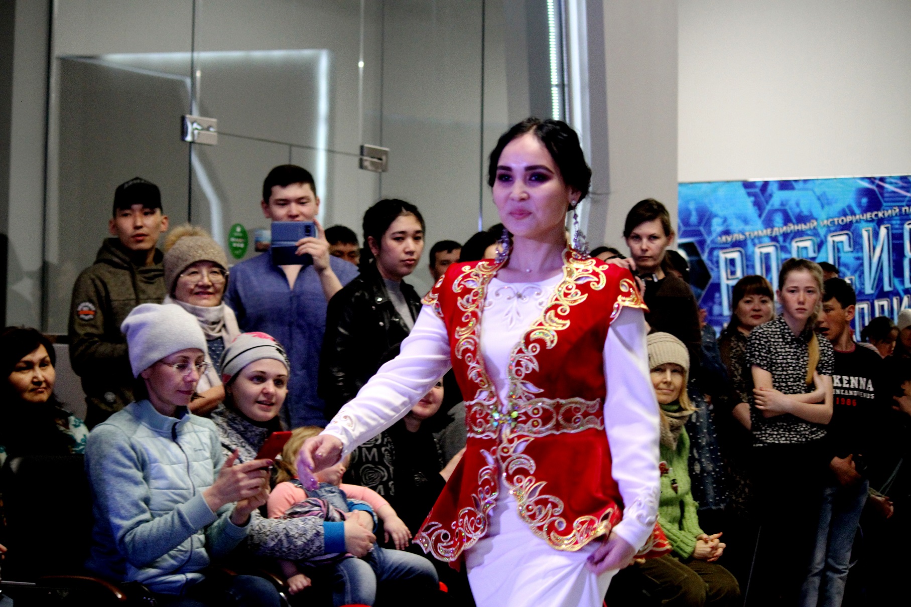 Ода восточной моде: дизайнеры из Республики Казахстан показали азиатскую классику и современный шик