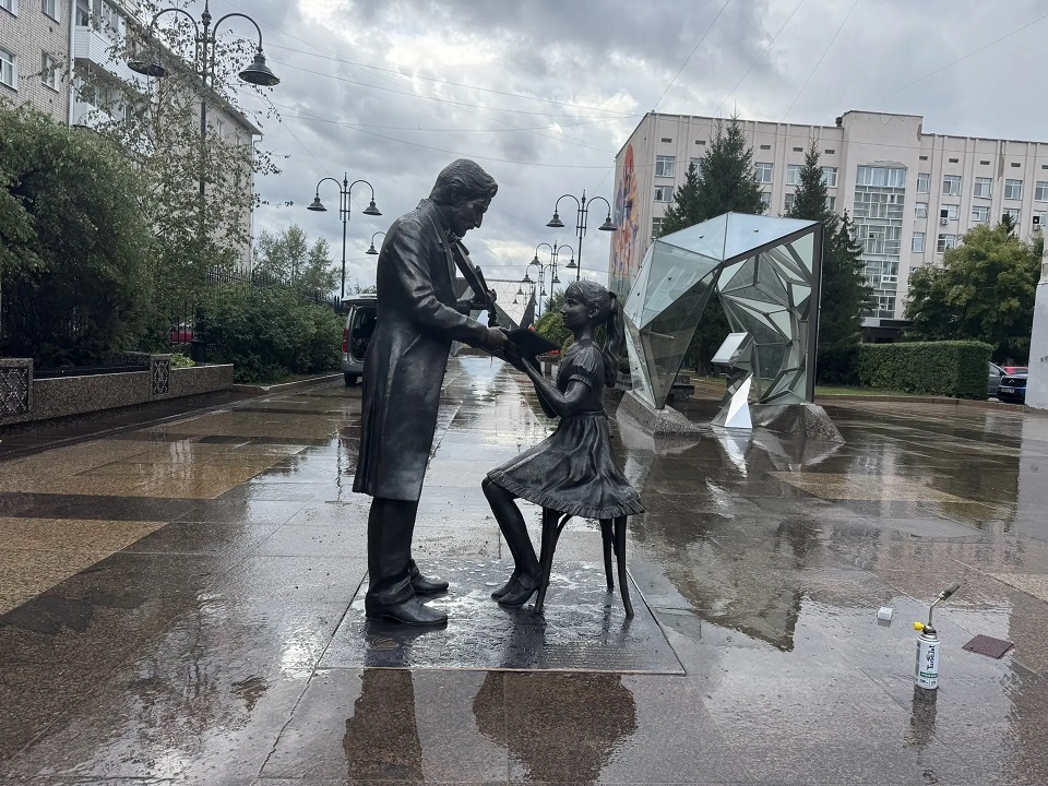 На Валиханова в центре Омска установили новую бронзовую скульптуру На Валиханова в центре Омска установили новую бронзовую скульптуру