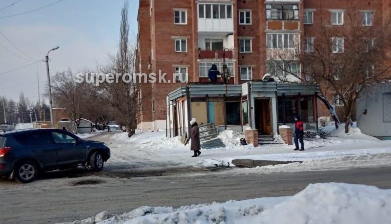 Алкогольный шалман в центре Омска наконец начали сносить